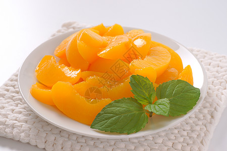 剥皮和切片桃子团体食物小吃水果台垫热带糖浆白色沙拉黄色图片