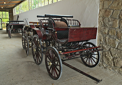 谷仓中的旧式老旧车车辆木头轮子教练农场古董历史历史性街道车皮图片