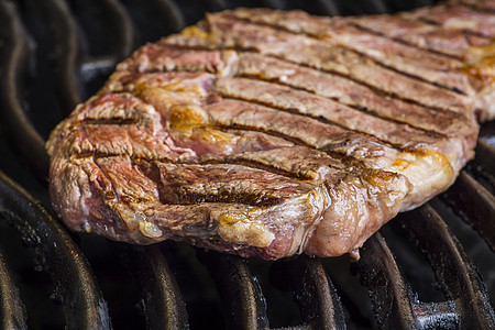 牛排在烤架上火焰烹饪牛扒动物倾斜丙烷大理石炙烤牛肉红色图片