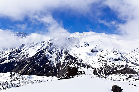 高加索山脉在寒风雪下荒野悬崖高度爬坡地块天空全景风景季节顶峰图片