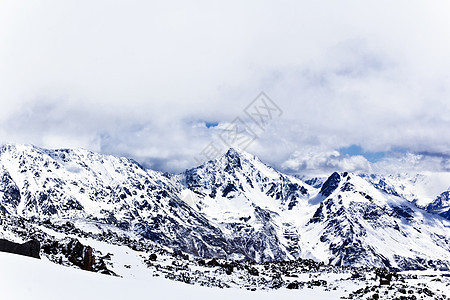 高加索山脉在寒风雪下冰川悬崖地块顶峰荒野季节高度天空冻结爬坡图片