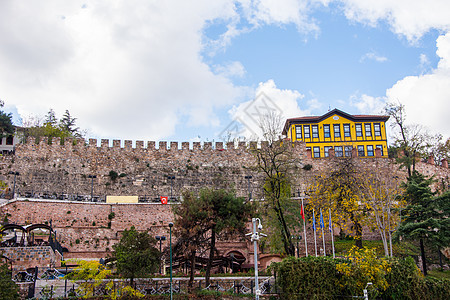 布尔萨城堡和黄色房屋的墙壁图片