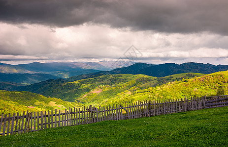 沿草地山坡一带的木栅栏编队起源地面外壳驼峰丘陵栏杆环境天堂风景图片