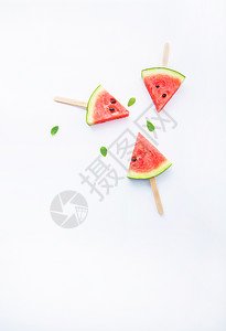 创意西瓜背景白色背景上鲜甜的西瓜片冰棒营养食物种子水果饮食热带西瓜小吃木头背景