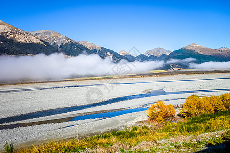 新西兰山区黄林和黄森林及江河峡谷橙子风景森林旅游公园旅行火车蓝色天空图片