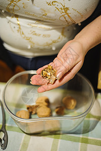 女人的手在碗里张开核桃蛋女士核桃种子食物小吃饮食胡桃坚果花生营养图片