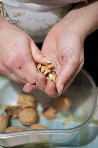 女人的手在碗里张开核桃蛋花生核桃小吃坚果饮食种子营养女士食物胡桃图片