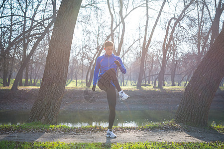 健康的生活方式和运动概念 年轻男性跑步者在寒冷的阳光秋天早晨公园展展慢跑晴天慢跑者活动叶子男人跑步训练卫生闲暇图片