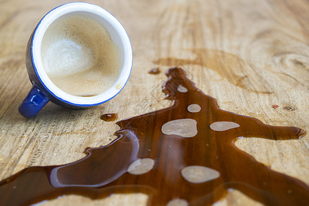 桌上的咖啡泡汤桌子土壤液体早餐杯子棕色图片