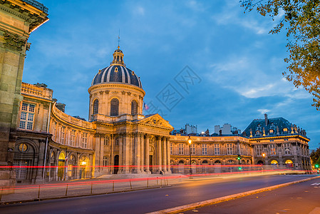 黄昏时在巴黎的法国研究所街道建筑建筑学景观地标城市旅游旅行天空图片