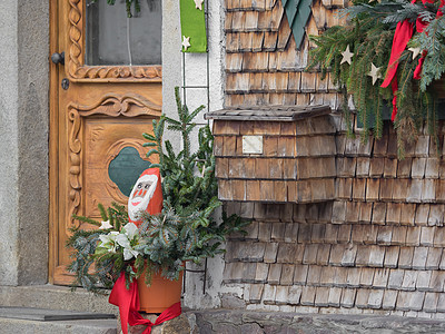 圣诞老人地址墙上有个信箱 上面挂着木形闪光命令邮票服务送货灯笼建筑盒子建筑学邮资邮件背景