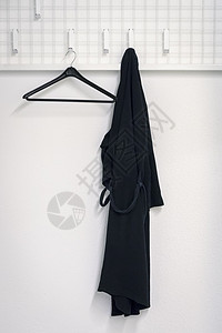 黑浴袍挂在衣柜里图片