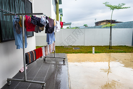雨季期间挂吊衣服湿衣服下雨季节几个月房子衣架烘干机季风图片