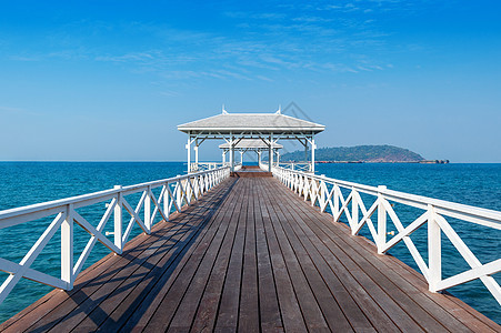泰国岛的森林滨水馆 AsDang桥海岸假期码头建筑学港口吸引力天空木头旅游游客图片