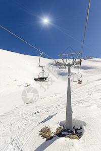 滑雪度假胜地的滑雪电梯白色蓝色山顶天空晴天高度爬坡中心背景图片
