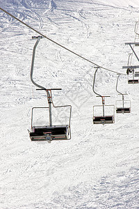 滑雪度假胜地的滑雪电梯蓝色中心白色晴天山顶天空高度爬坡背景图片