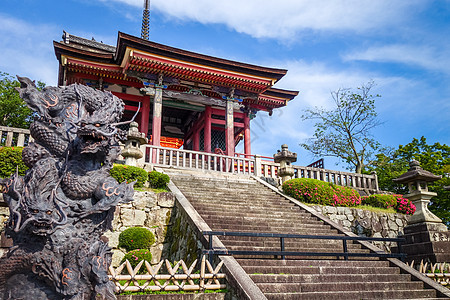 日本京都天津寺庙前的神龙雕像天空历史宗教神社神道石头雕刻旅游雕塑蓝色图片