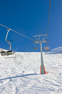 滑雪度假胜地的滑雪电梯中心晴天山顶天空高度蓝色爬坡白色背景图片