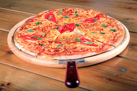 木板上的比萨饼绿色盘子桌子食物食谱薄荷选择性披萨午餐餐厅图片