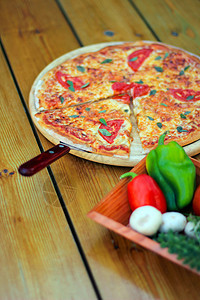 木板上的比萨饼桌子薄荷焦点食物选择性餐厅绿色午餐食谱盘子图片