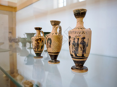 在希腊博物馆的老黑锅黏土神话历史社论文物展览保护反射图片