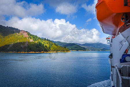 在新西兰渡轮上观看声音救助艇蓝色橙子地标天空支撑风景海岸线救生艇峡湾图片