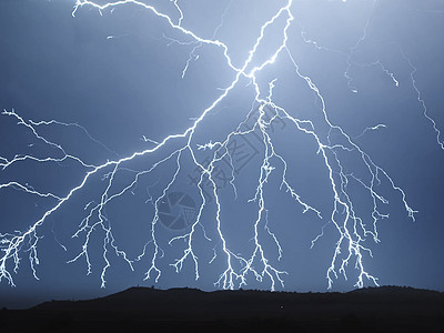 天空中的闪电 天空中的放电天气耀斑震惊危险霹雳雷雨螺栓释放戏剧性活力图片