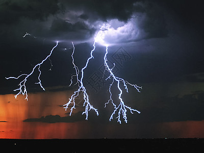 天空中的闪电 天空中的放电耀斑戏剧性反射霹雳电气天气震惊力量蓝色雷雨图片