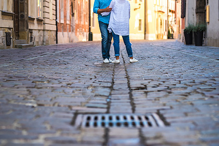一个男人和一个女孩 在欧洲一条古老的cobblestone街上浪漫夫妻女孩路面铺路牛仔裤城市馒头街道男生图片