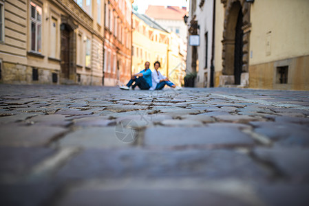 一个男人和一个女孩 在欧洲一条古老的cobblestone街上馒头铺路路面石头城市夫妻浪漫牛仔裤街道女孩图片