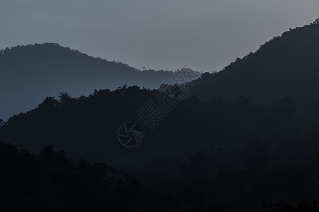 户外场景泰王国的林中长江绿色蓝色太阳爬坡山脉旅行旅游天空森林阳光背景