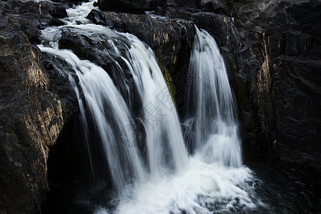 峡谷瀑布和小溪大自然层叠淡水溪流图片