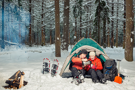 绝望的游客在寒冬寒冷的森林里喝茶图片