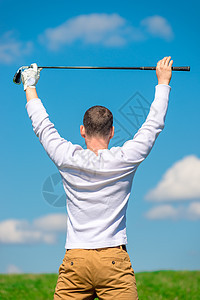 专业高尔夫球手在高高尔夫俱乐部的胜利中欢欣鼓舞图片
