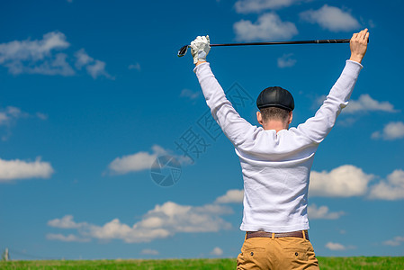 高尔夫球俱乐部的高尔夫球员对他的胜利和风景感到高兴图片