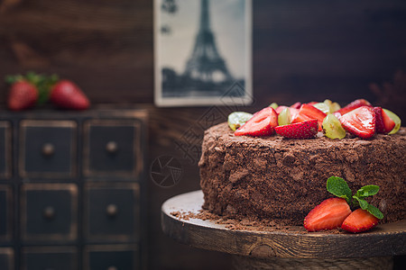 木制背景中带草莓的俄罗斯巧克力蛋糕拿破仑奶油营养咖啡甜点浆果水果蛋糕糖果糕点烹饪盘子图片