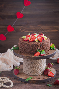木制背景中带草莓的俄罗斯巧克力蛋糕拿破仑水果蛋糕早餐营养美食水果烹饪面包馅饼咖啡浆果图片