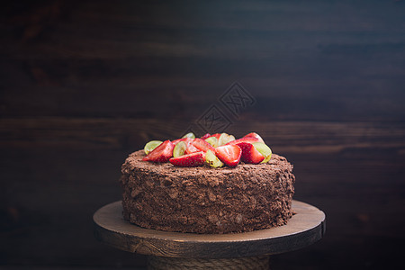 木制背景中带草莓的俄罗斯巧克力蛋糕拿破仑甜点咖啡糖果食物奶油早餐薄荷生日水果烹饪图片