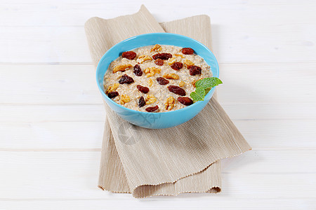 燕麦粥粥碗谷物早餐折叠褐色小吃麦片葡萄干核桃餐垫食物图片