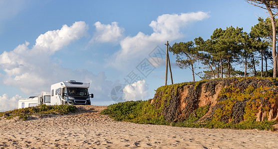 Quarteira的海滩和悬崖交通预报货车多云大篷车假期海岸松树海岸线支撑图片