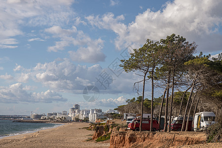 Quarteira的海滩和悬崖海岸线假期松树卡车多云支撑地区海岸白色预报图片