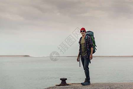 人背包旅行游客天空摄影师远足冒险自由码头地平线闲暇男性潮人高清图片素材