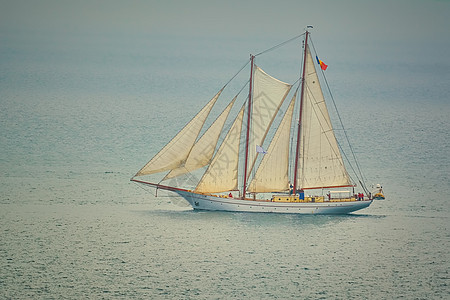 两艘马屁帆船船运公海血管水面航行地平线海洋外海风帆三角帆图片