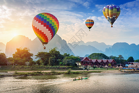 老挝Vangvieng日落时 南松河上空的热气球闲暇文化娱乐场景游客旅游旅行假期冒险运输图片