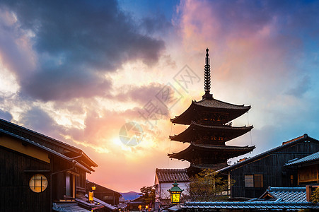 日本京都日落时分和Sannen Zaka街背景图片