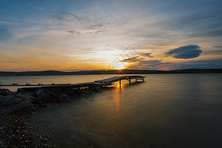 湖边的日光日出公园薄雾码头蓝色日落木头场景阴霾风景图片