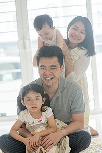 亚裔家庭背对背图片