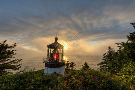 俄勒冈海岸的梅亚雷斯角灯塔灯塔场景旅行太阳风景海岸导航公园海洋图片