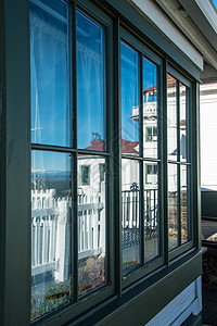 灯塔保管员棚里的窗户建筑建筑学海洋导航背景图片