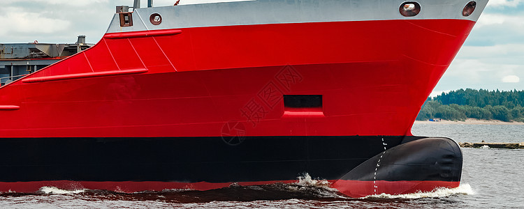 红货船载体货运海洋航行货物出口大部分物流运输多云图片
